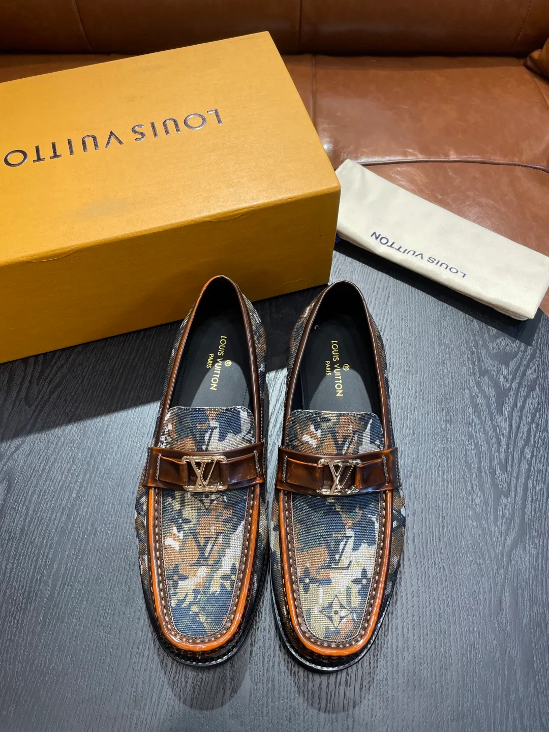 [LV] Leather shoes - High-end quality - Upper: 🔝Tumbled cowhide, Nappa cowhide, brand logo sewn on the shoe body - Inner: cowhide, foot pad; water-dyed cowhide - Outsole: T men's shoes 💰R·Rubber foam; two-color molded outsole -Super high quality control·Fine workmanship: highlighted (high-end·luxury·grade) -Size: 38-44 (45 can be customized)